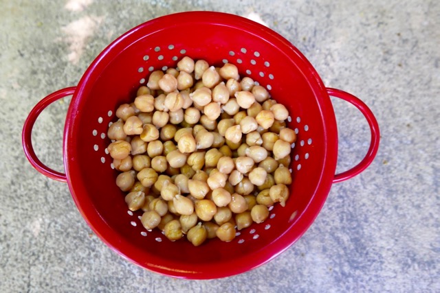Tabbouleh_P1010656 raw garbanzos in collander